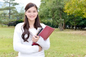キャンパスライフを楽しむ女子大生