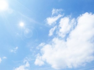 紫外線の強そうな青い空